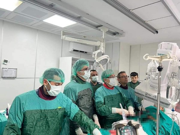 ALKÜ’LÜ DOKTORLARDAN ALANYA’DA BİR İLK! KALBE NEŞTERSİZ DOKUNUŞ