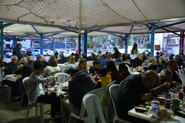 Depremzedeler iftar yemeğinde bir araya geldi