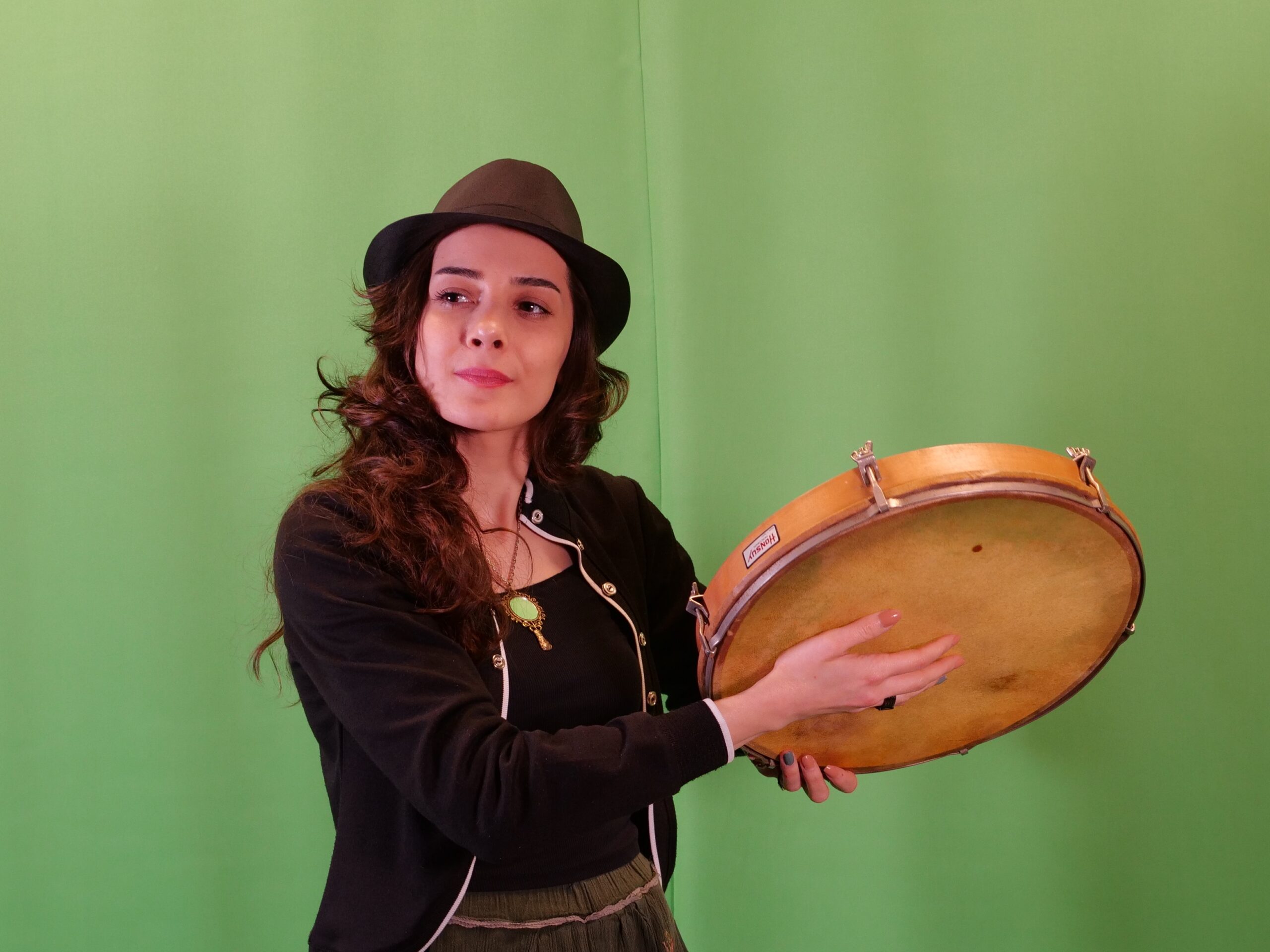 TUĞBA GÜLYEŞİL BENDİR’İ DÜNYAYA TANITMAK İSTİYOR