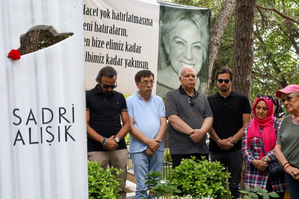 ÇOLPAN İLHAN, ARAMIZDAN AYRILIŞININ 9. YILINDA MEZARI BAŞINDA ANILDI