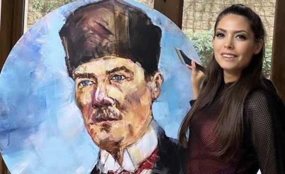 Türk Kadın Ressam Geceye Damgasını Vurdu!