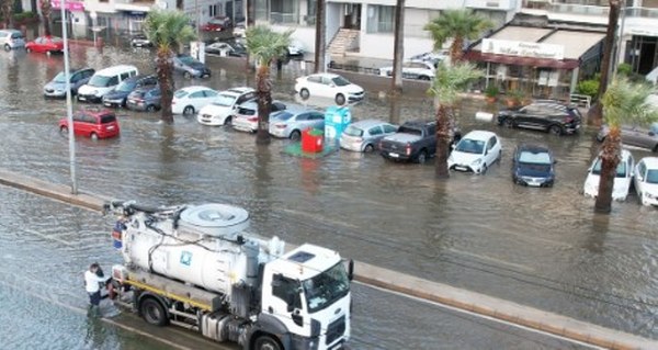 İzmir’de deniz 1 metre yükseldi