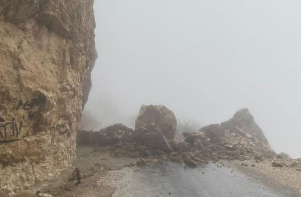 Antalya Büyükşehir ekipleri kapanan yolları açıyor