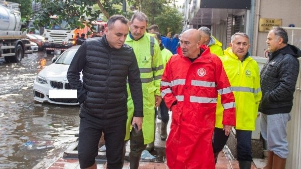 Soyer, deniz kabarmasının tsunami etkisi yarattığı Kordon’da
