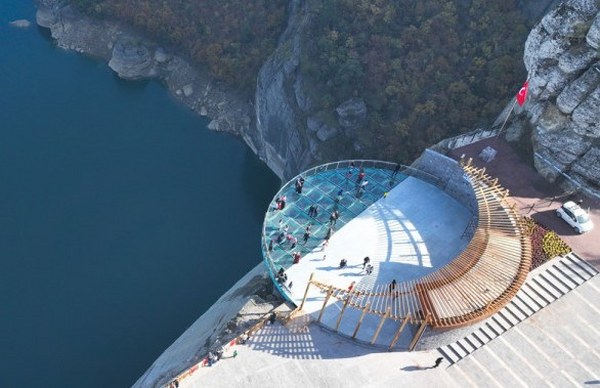 Ali Kayası Cam Teras, Ziyaretçilerin Beğenisini Kazanıyor