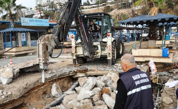 Antalya Yat Limanı’nda fırtına sonrası onarım çalışmaları devam ediyor