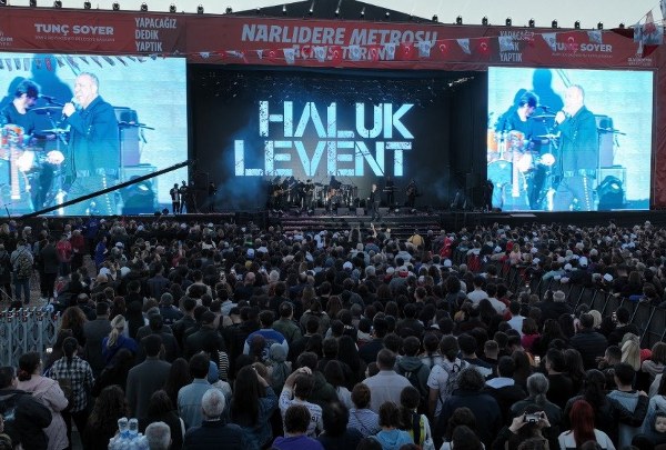 Narlıdere Metrosu’nda Haluk Levent coşkusu