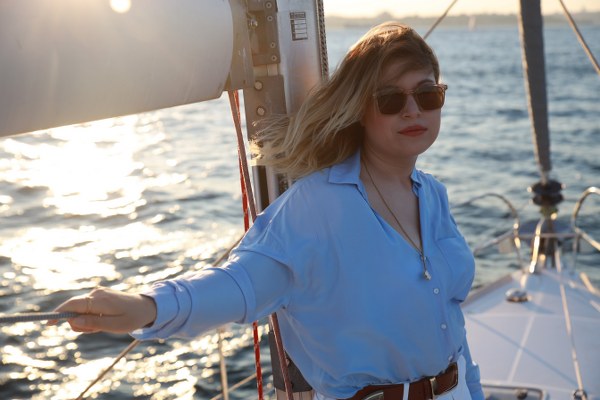 YELİZ ŞENYERLİ YORUMUYLA “Yine Seni Severim”