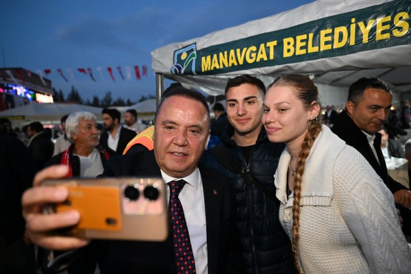 Başkan Böcek Manavgatlı hemşerileri ile iftar yaptı