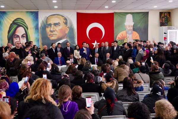 CEMEVİNDE, ÖZEL VE İMAMOĞLU COŞKUSU