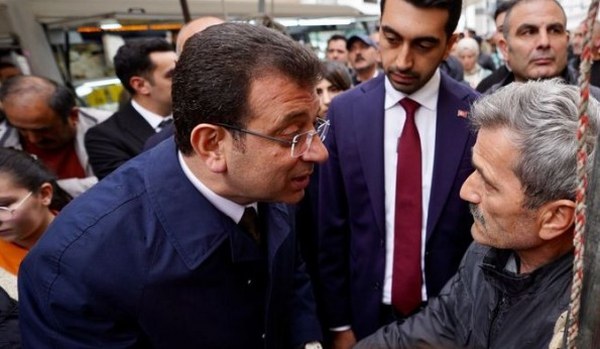 EMEKLİ VATANDAŞTAN PAZARDA KARŞILAŞTIĞI İMAMOĞLU’NA: BİR ŞEY DİYECEĞİM AMA…