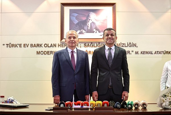 Denizli Büyükşehir’de devir teslim yapıldı