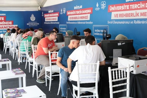 İBB’DEN GENÇLERE TERCİH DESTEĞİ