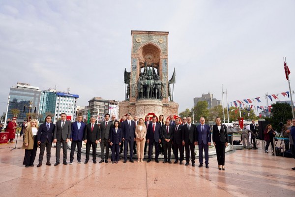 İSTANBUL’UN KURTULUŞU’NUN 101’İNCİ YILI TAKSİM’DE KUTLANDI
