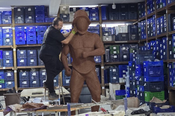 ALKÜ’LÜ AKADEMİSYENDEN KİBYRA GLADYATÖRÜ HEYKELİ