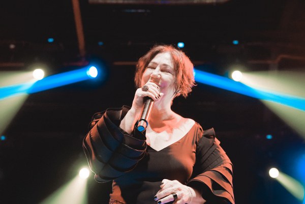 Nazan Öncel’den Unutulmaz Konser: “Birlikte Şarkı Söylemek Gibisi Yok”