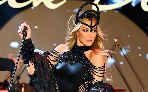 Petek Dinçöz’ün Sahne Kostümleriyle Büyüleyen Performansı