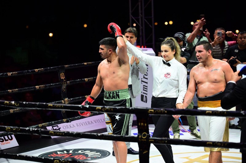 EMİRHAN KALKAN, 6. PROFESYONEL MAÇINDA DA RAKİBİNİ NAKAVT ETTİ