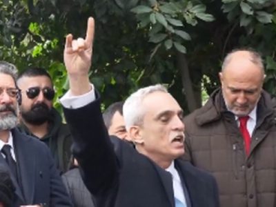 Vatan dara düşmüşse bahtsızca,  Bir duruş gerekir Atatürk’çe, Atsız’ca.